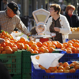Imágenes entrañables del domingo en el mercado de la naranja.