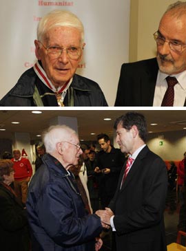 Cruz Roja entrega la  medalla de oro de  la  Institución al padre Ricardo.