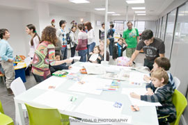 Actividad lúdica de pintura para niños y de masajes para padres