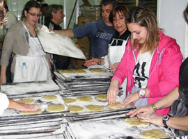 Elaboración de las “coquetes de Sant Antoni” en Benicàssim