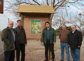 Instalación de paneles informativos que ilustran la riqueza natural en la zona del Camí Fondo