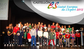 Alfonso Bataller iza la bandera que acredita a Castellón como “Ciudad Europea del Deporte 2012”