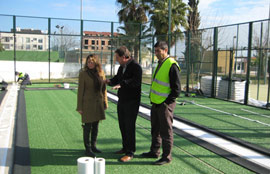 Se renuevan las dos pistas de pádel del Polideportivo Sindical con césped de última generación