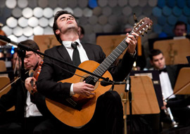 El guitarrista Pedro Navarro con la Sofía Philarmonic Orchestra ante 4000 personas