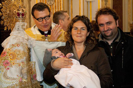 Multitudinario PASO POR EL MANTO de la  Virgen del Lledó