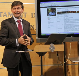 El Alcalde de Castellón, Alfonso Bataller, presenta su página oficial en Facebook y su canal Youtube