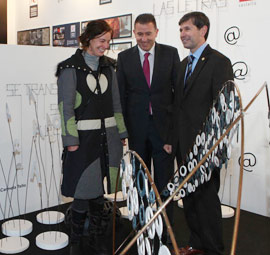 Visita del Alcalde Alfonso Bataller a varios stand de CEVISAMA