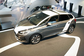 Un Citroën DS5 personalizado por Joaquín Torres, en el Museo Valenciano de Arte Moderno