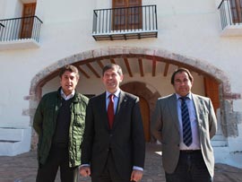El alcalde Alfonso Bataller, revisa el paraje de la Magdalena, para que todo este a punto para las fiestas