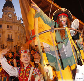 Las calles del centro de Castellón se abarrotaron de niños llenos de sonrisas en el desfile de animación infantil