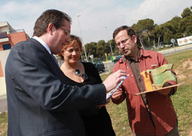 Marta Gallén y David Barelles han visitado hoy la rotonda donde se instalará la obra de Marcelo Díaz