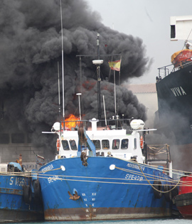 Impresionantes fotos del incendio de un barco en el Puerto de Burriana