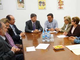 Visita del alcalde, Alfonso Bataller a la Asociación de Vecinos Rafalafena