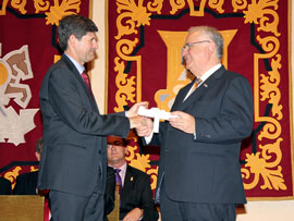 Entrega al Alcalde de Castellón, Alfonso Bataller, de L´Alta Distinció Francesc de Vinatea de Les Corts Valencianes