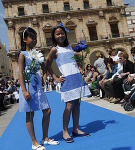 Divertido desfile infantil de Moda en la Calle