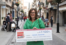 Carmen Zarzoso se lleva el cheque regalo de Fashion Night Alloza