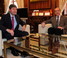 Visita al alcade del  exdirector de la Banda Municipal, Francisco Signes