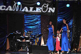 El Grupo Camaleón actuó en el auditorio de la Marina del Grao a beneficio de la ONG DEBRA