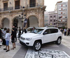 La gama Lancia y el nuevo Jeep Compass, en los desfiles moda en la calle