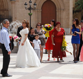 Ambiente de bodas en la plaza Mayor de Castellón
