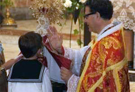 Encuentro de los niños de primera comunión con la virgen del Lledó y paso por el manto