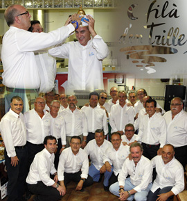 La Filà d’en Trilles impone su distintivo gorro de Moro de l’Any a José Luis Valencia