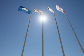 Izado de la bandera azul en la playa del gurugú