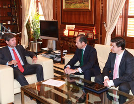 Visita del rector de la VIU al alcalde de Castellón, Alfonso Bataller