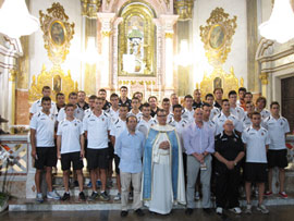 La plantilla y directivos del Club Deportivo Castellón inician la temporada ante la imagen de la patrona de la Ciudad, la Virgen del Lledó