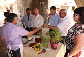 El conseller d'Economia, Màximo Buch, a la I Mostra de Productes de la Terra d'Ares del Maestrat