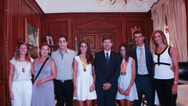 El alcalde recibe a María  Artigas tricampeona de España de natación de verano alevín
