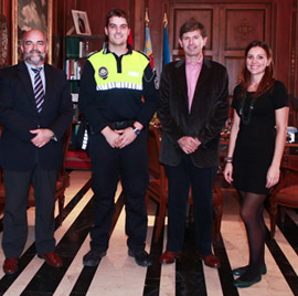 El Alcalde recibe a Patricio Galván, el AMU que salvó la vida de un bebé