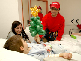 Los niños ingresados en el Hospital General de Castelló disfrutan de la globoflexia en Navidad