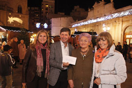 Entrega del donativo solidario del Mercat Nadalenc