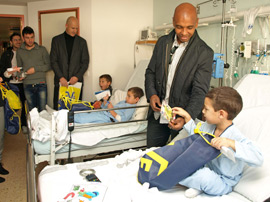 Los jugadores del Villarreal CF han visitado el Hospital General de Castelló
