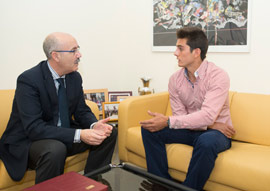 El windsurfista Pablo Ania visita al diputado de Deportes, Luis Martínez
