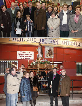 Procesión de San Antonio organizada por los comerciantes del Mercado de San Antonio