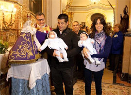 “Paso por el manto” en la fiesta de la Presentación del Niño Jesús en el Templo