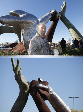 El fuerte viento rompe la escultura de Ripollés Homenaje a LA PAZ