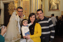 Multitudinario “Paso por el manto” en la Basílica de Lledó