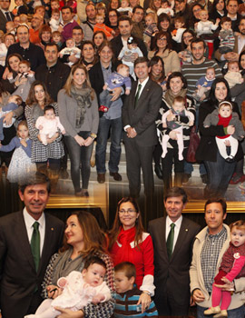 Entrega de medallitas a los niños nacidos en el 2012