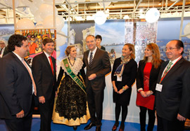 Acto de entrega de la nueva 'Pulsera Magdalenera' al President de la Generalitat, Alberto Fabra