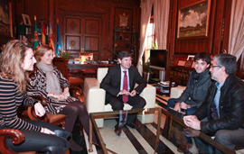 Visita al Alcalde de Castellón, Alfonso Bataller, del piloto de aeromodelismo castellonense, Raúl Lozano