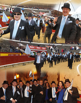 Los Mudaos, de azul cielo, bien guapos y elegantes
