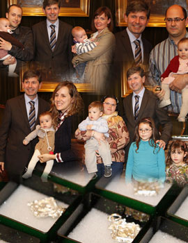 Acto de entrega de medallitas a bebés nacidos durante el último año en la ciudad de Castellón