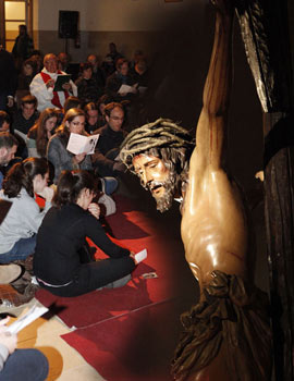 Vigilia de oración al crucificado en la parroquia del El Salvador