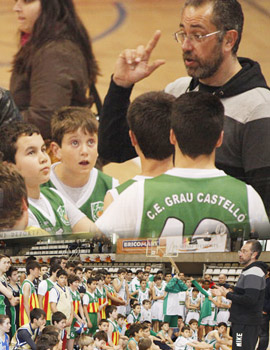 Juan Antonio Orenga en el Pabellón Ciutat de Castelló con los niños de Castellón