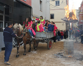 Miles de vecinos se echan a la calle para participar en el tradicional pasacalle de San Vicente en Nules