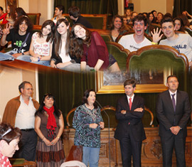 Alumnos de intercambio de Chatellerault y del IES La Plana visitan el ayuntamiento