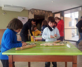 Padres y niños aprenden con el taller de fósiles de Saltapins